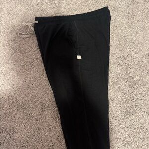 Women’s black vuori joggers size small